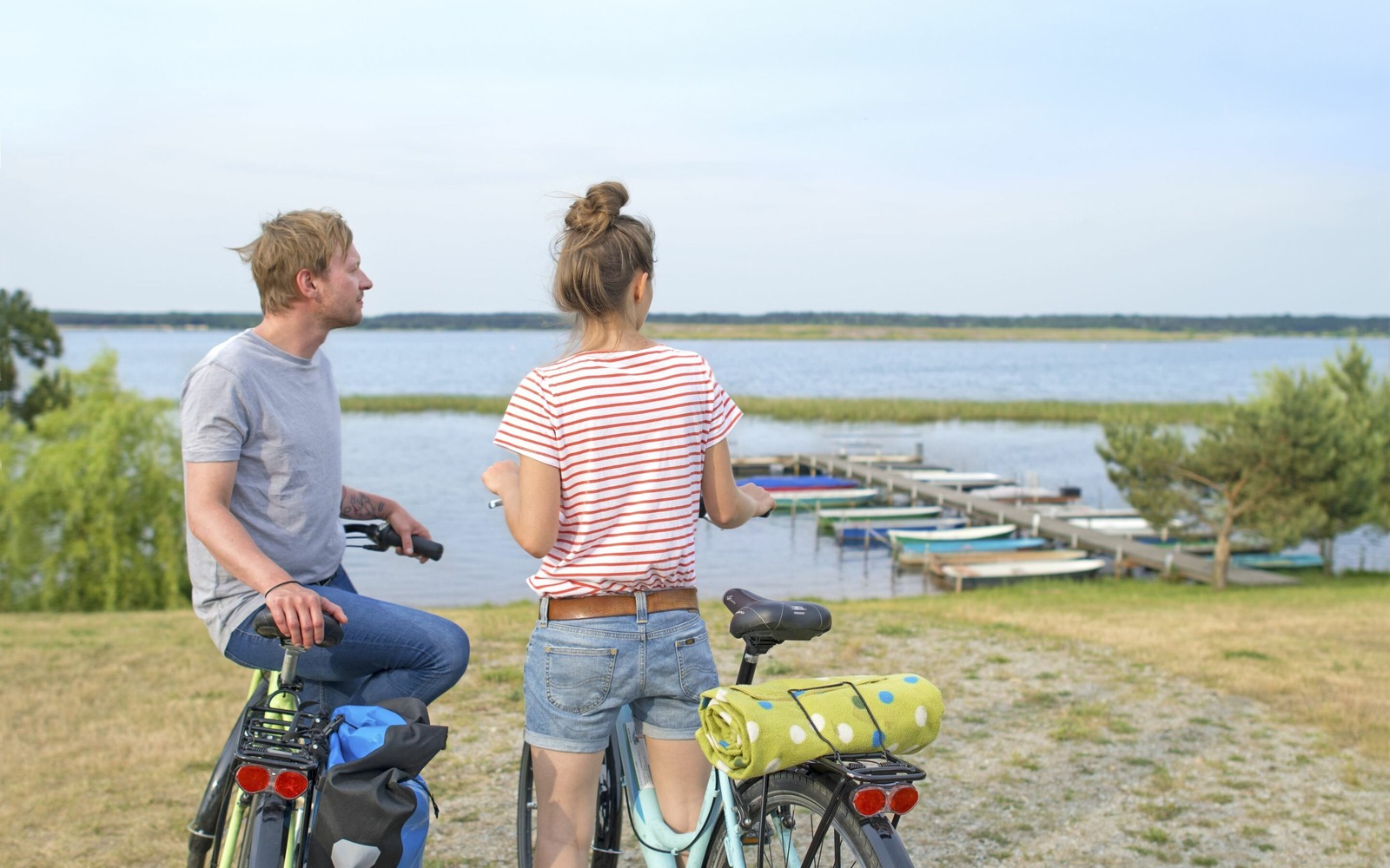 Radfahrer betrachten den Gräbendorfer See, Foto: Nada Quenzel