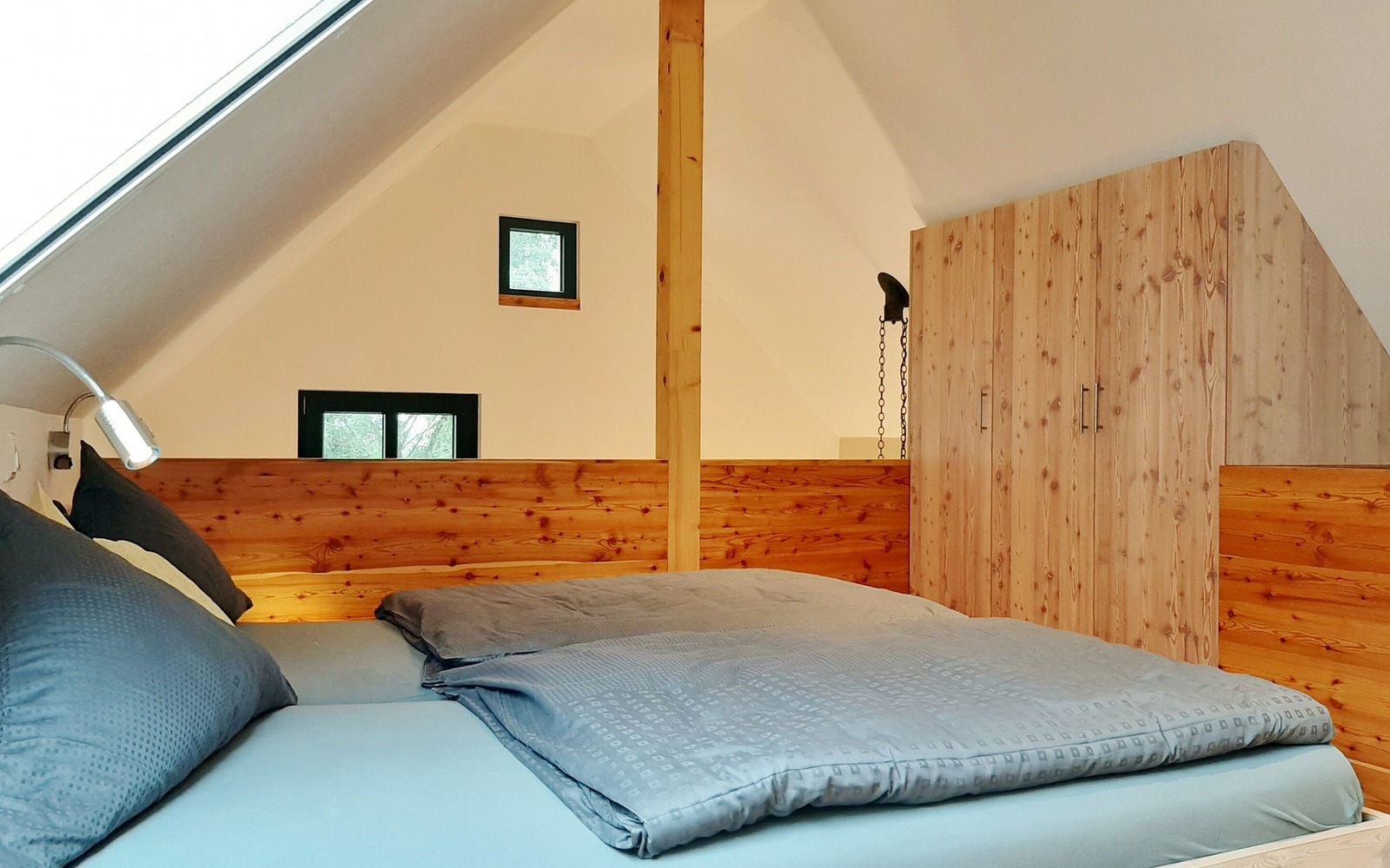 Doppelbett und großer Kleiderschrank, Foto: U. Haselbauer, Lizenz: Tourismusverband Lausitzer Seenland e.V.