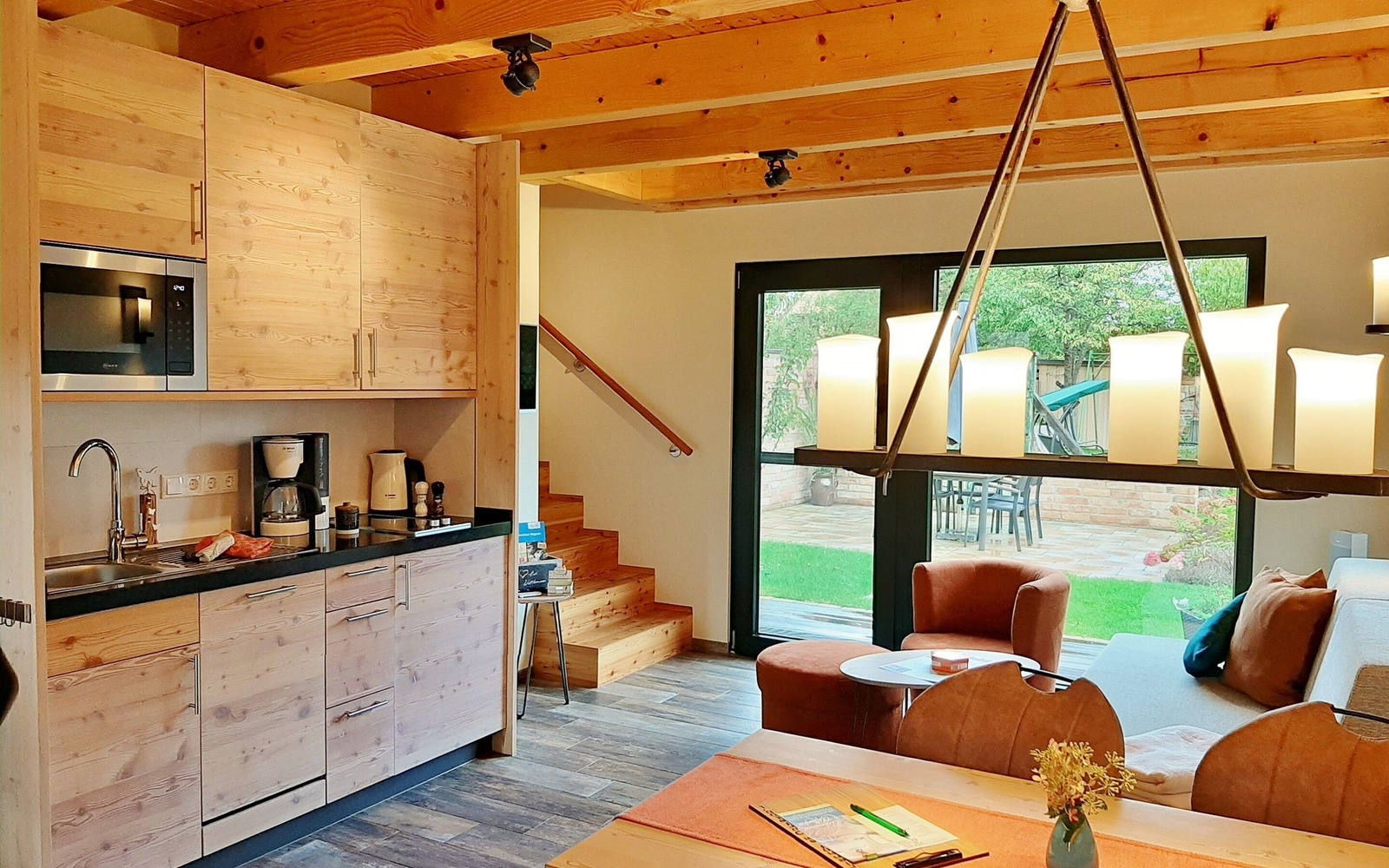Großer Ferienwohnung (55 m²) Wohnbereich mit Essecke und integrierter Küche , Foto: U. Haselbauer, Lizenz: Tourismusverband Lausitzer Seenland e.V.
