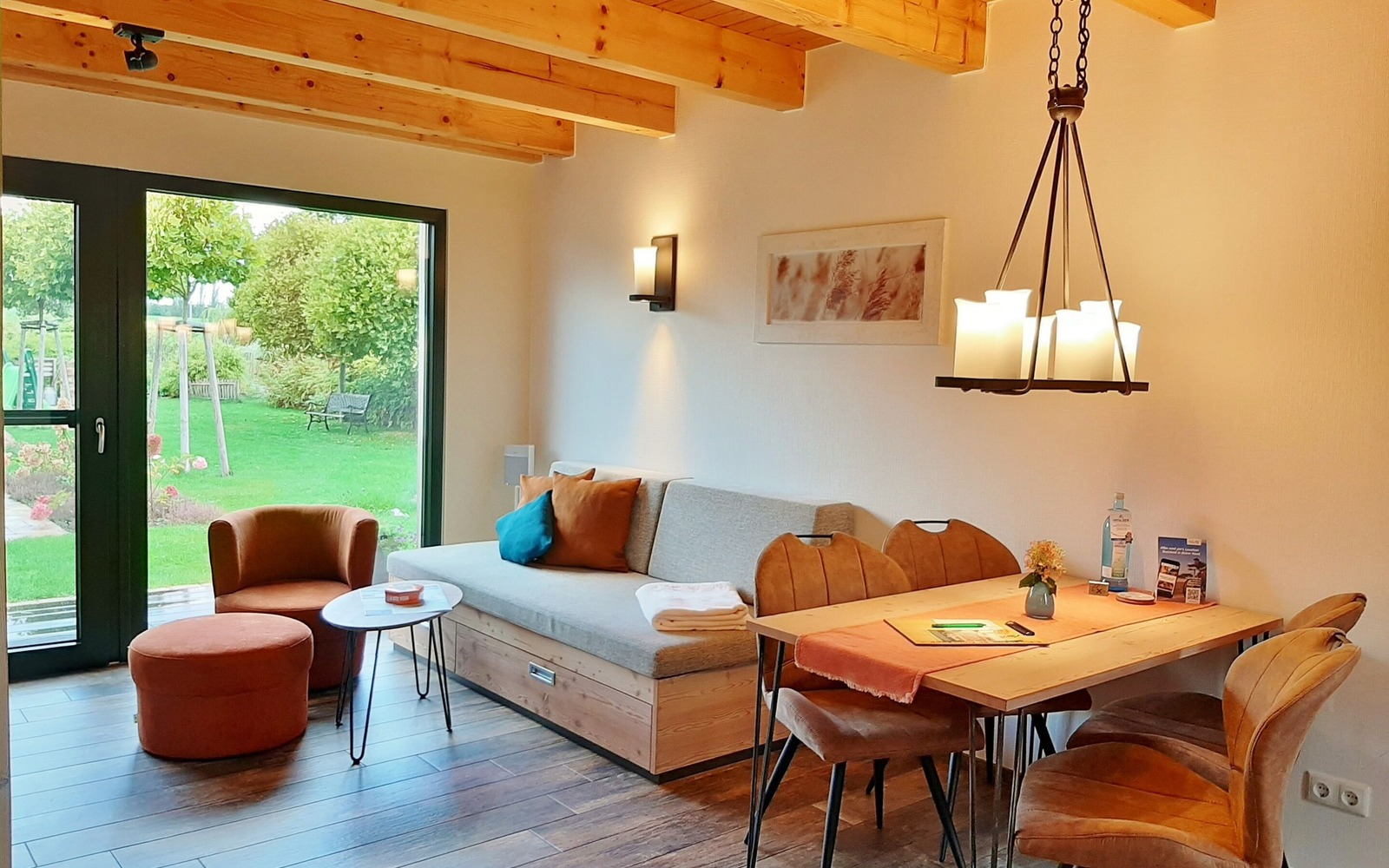Großer Ferienwohnung (55 m²) Wohnbereich mit Essecke und integrierter Küche , Foto: U. Haselbauer, Lizenz: Tourismusverband Lausitzer Seenland e.V.