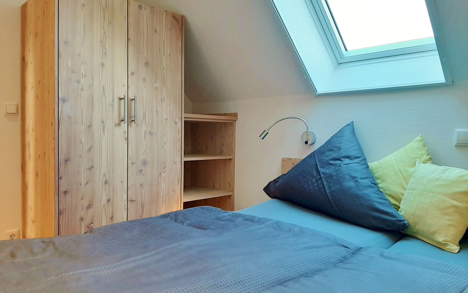 Schlafzimmer Nr 1 mit Doppelbett, Kleiderschrank und TV, Foto: U. Haselbauer, Lizenz: Tourismusverband Lausitzer Seenland e.V.