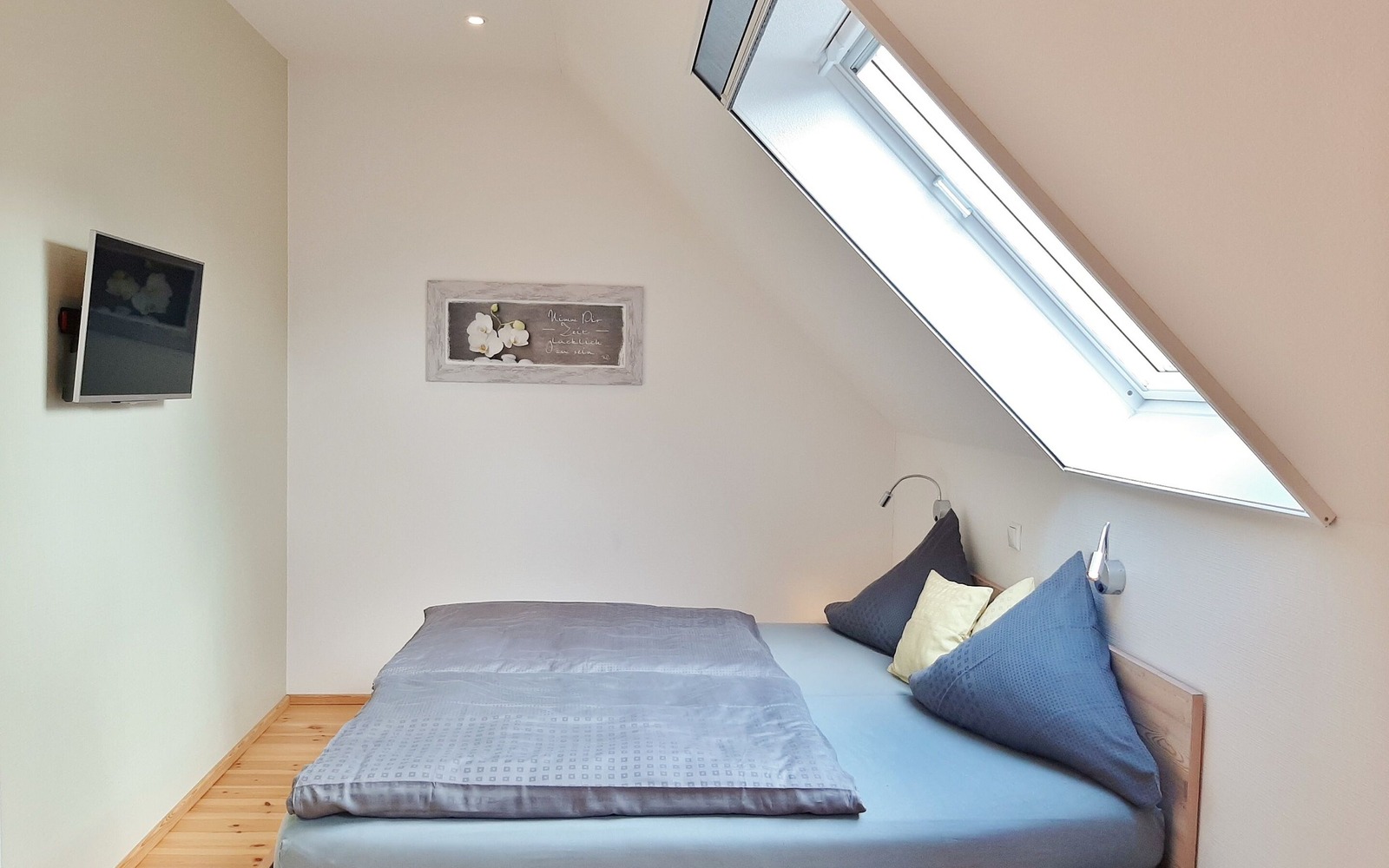 Schlafzimmer Nr. 2 mit Doppelbett und TV, Foto: U. Haselbauer, Lizenz: Tourismusverband Lausitzer Seenland e.V.