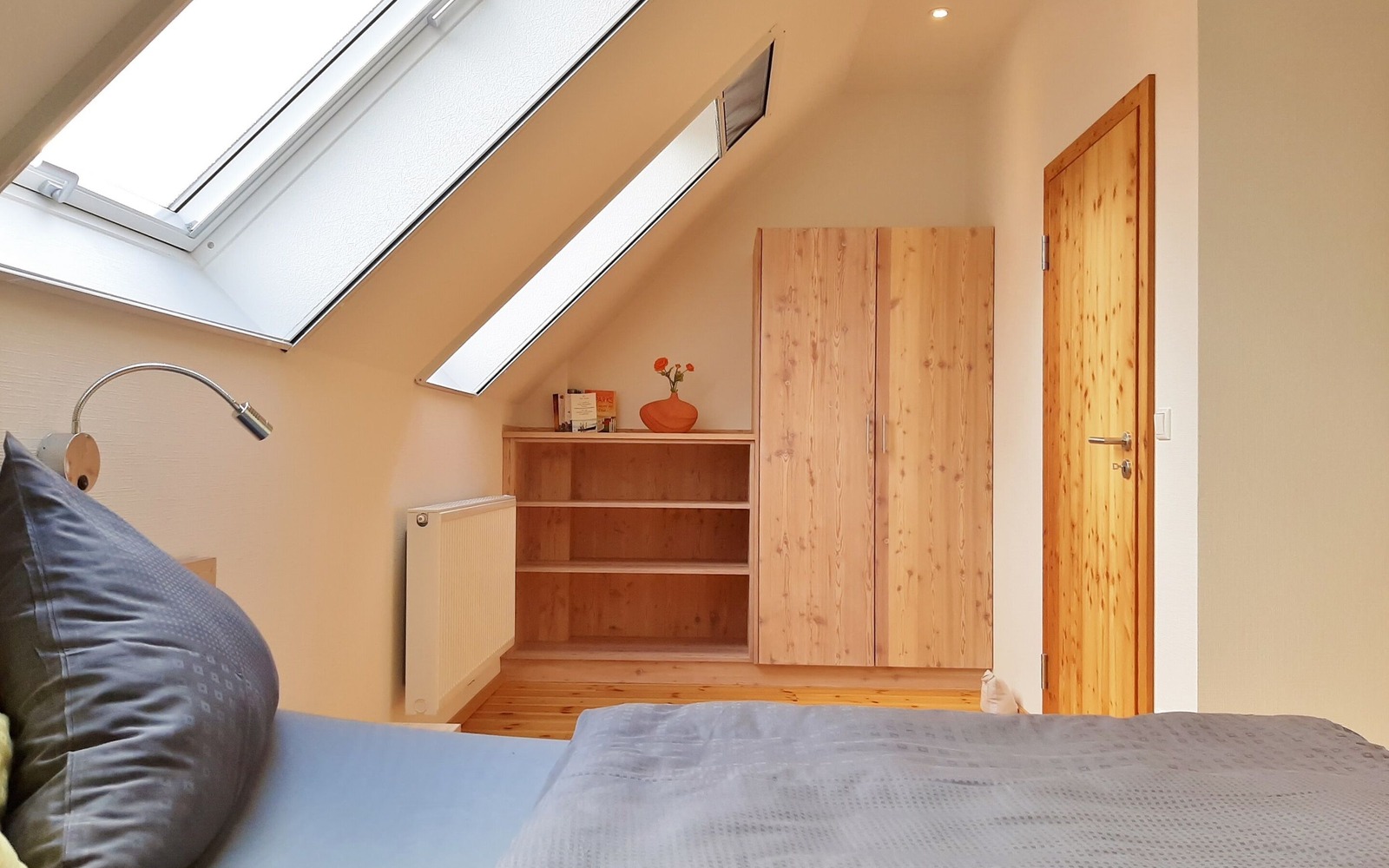 Schlafzimmer Nr. 2 mit Doppelbett und TV, Foto: U. Haselbauer, Lizenz: Tourismusverband Lausitzer Seenland e.V.