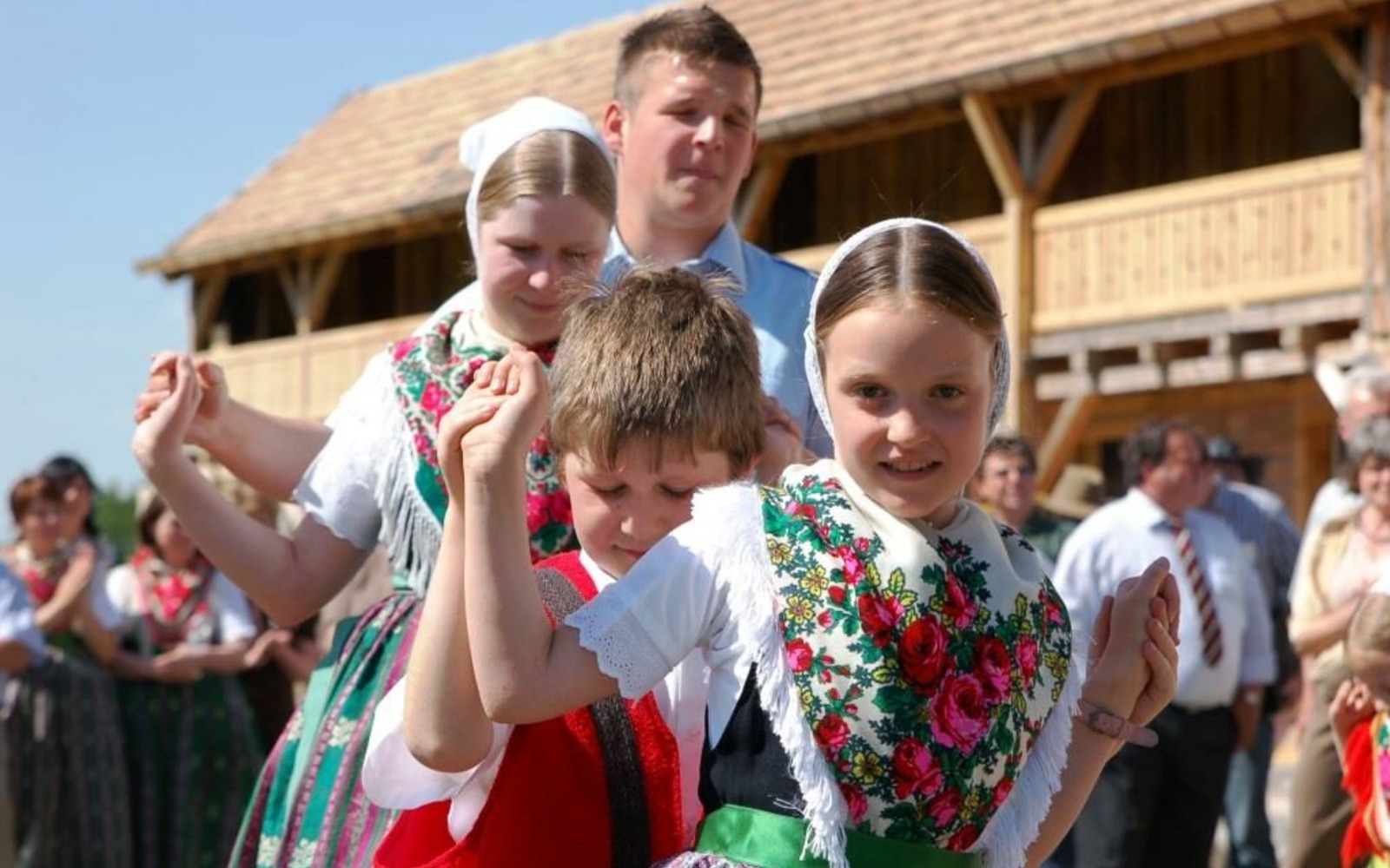 Tänzer in sorbischer Tracht an der Krabat-Mühle in Schwarzkollm, Foto: Krabat-Mühle Schwarzkollm e.V.