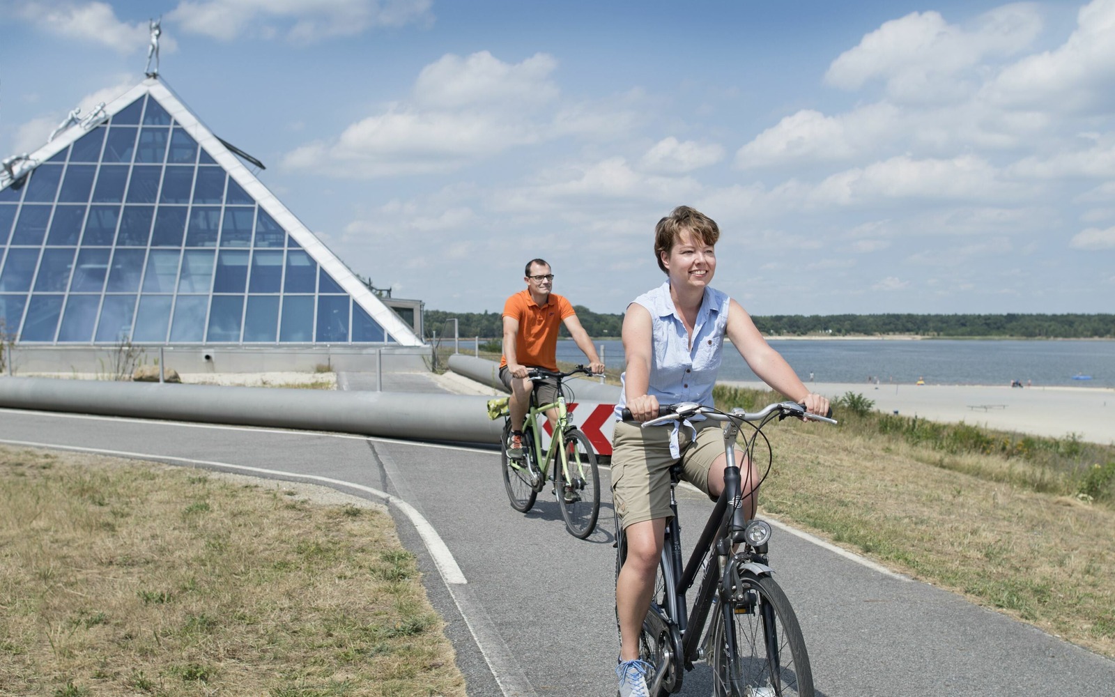Radfahren auf dem Seerundweg am Dreiweiberner See, Foto: Nada Quenzel, Lizenz: Tourismusverband Lausitzer Seenland e.V.