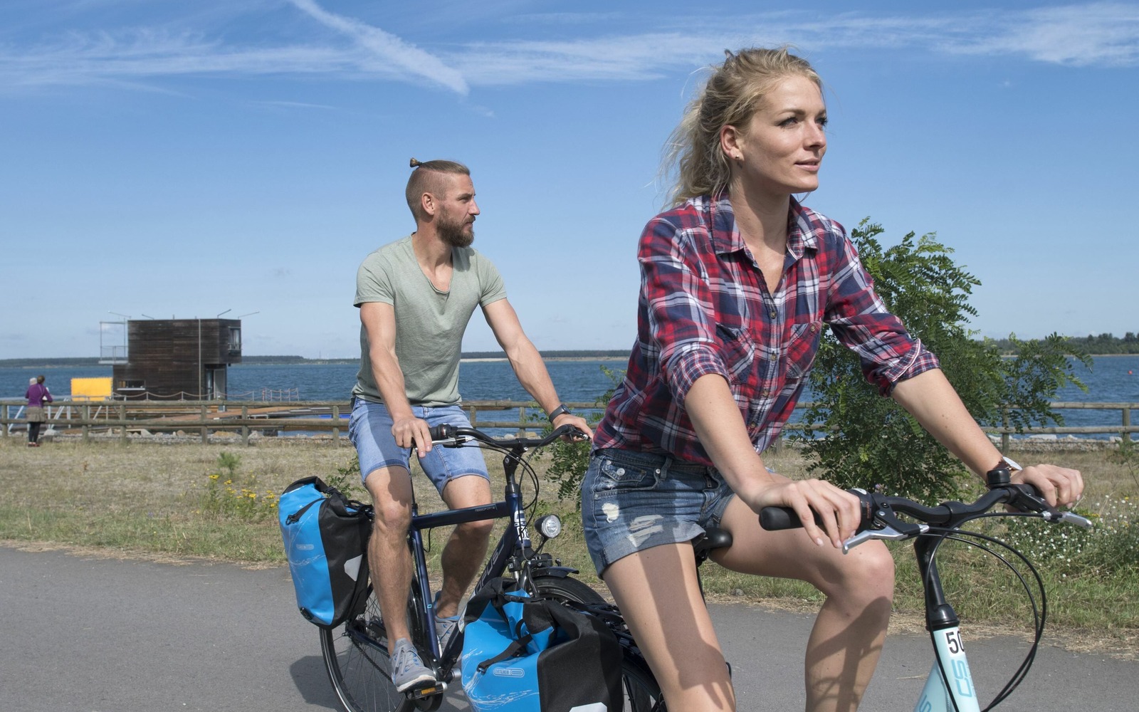 Radfahrer fahren am Schwimmenden Haus am Partwitzer See vorbei, Foto: Nada Quenzel, Lizenz: Tourismusverband Lausitzer Seenland e.V.