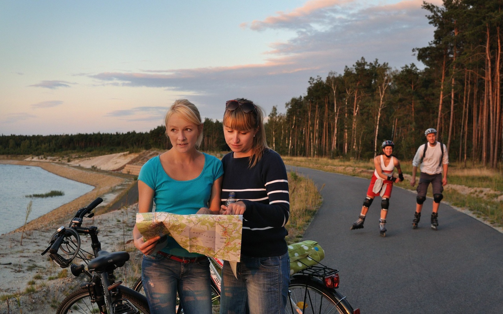 Radfahren und Skaten am Partwitzer See, Foto: Nada Quenzel, Lizenz: Tourismusverband Lausitzer Seenland e.V.