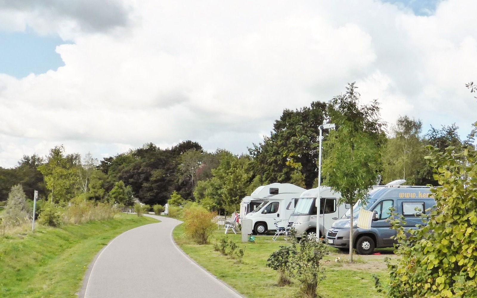 Caravan-Dreiweibern-The asphalted circular path around the lake, to the right of which are the pitches., Foto:  Ringo Kloß, Lizenz: Camping- und Caravanparadies Dreiweiberner See