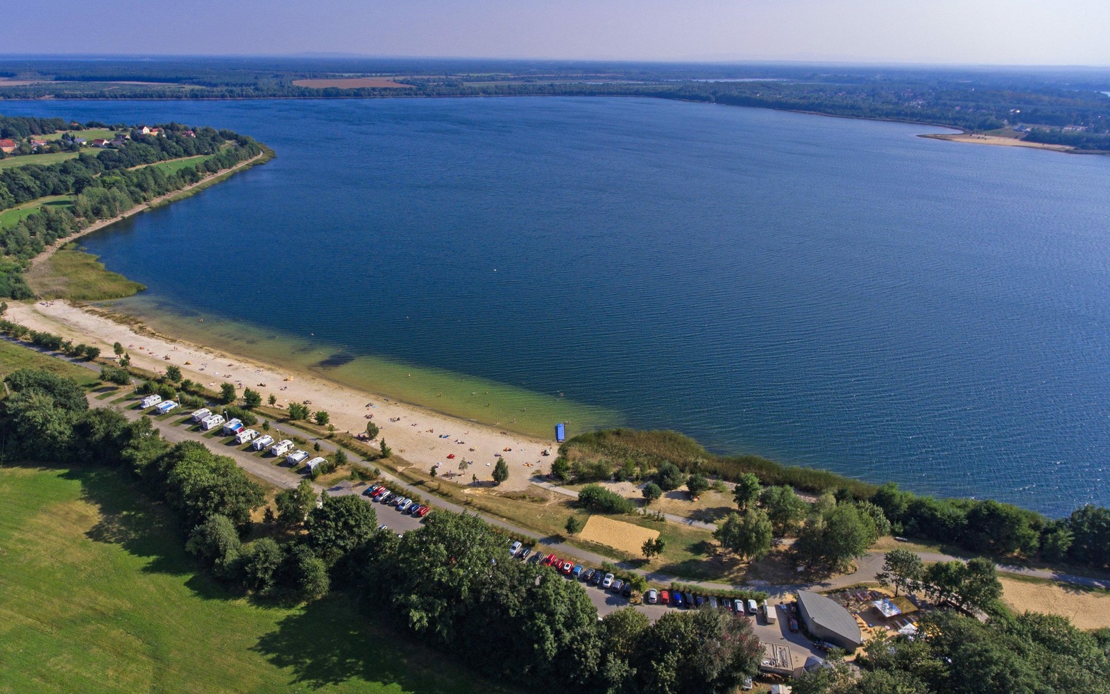 Aerial view of caravan paradise, beach and beach bar, Foto: Jörg Berndt, Lizenz: Camping- und Caravanparadies Dreiweiberner See
