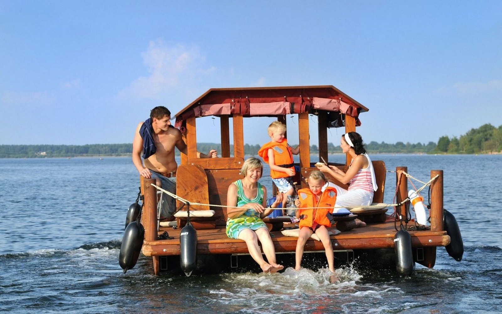 Floßfahrt mit der Familie, Foto: Nada Quenzel, Lizenz: TV Lausitzer Seenland e.V.