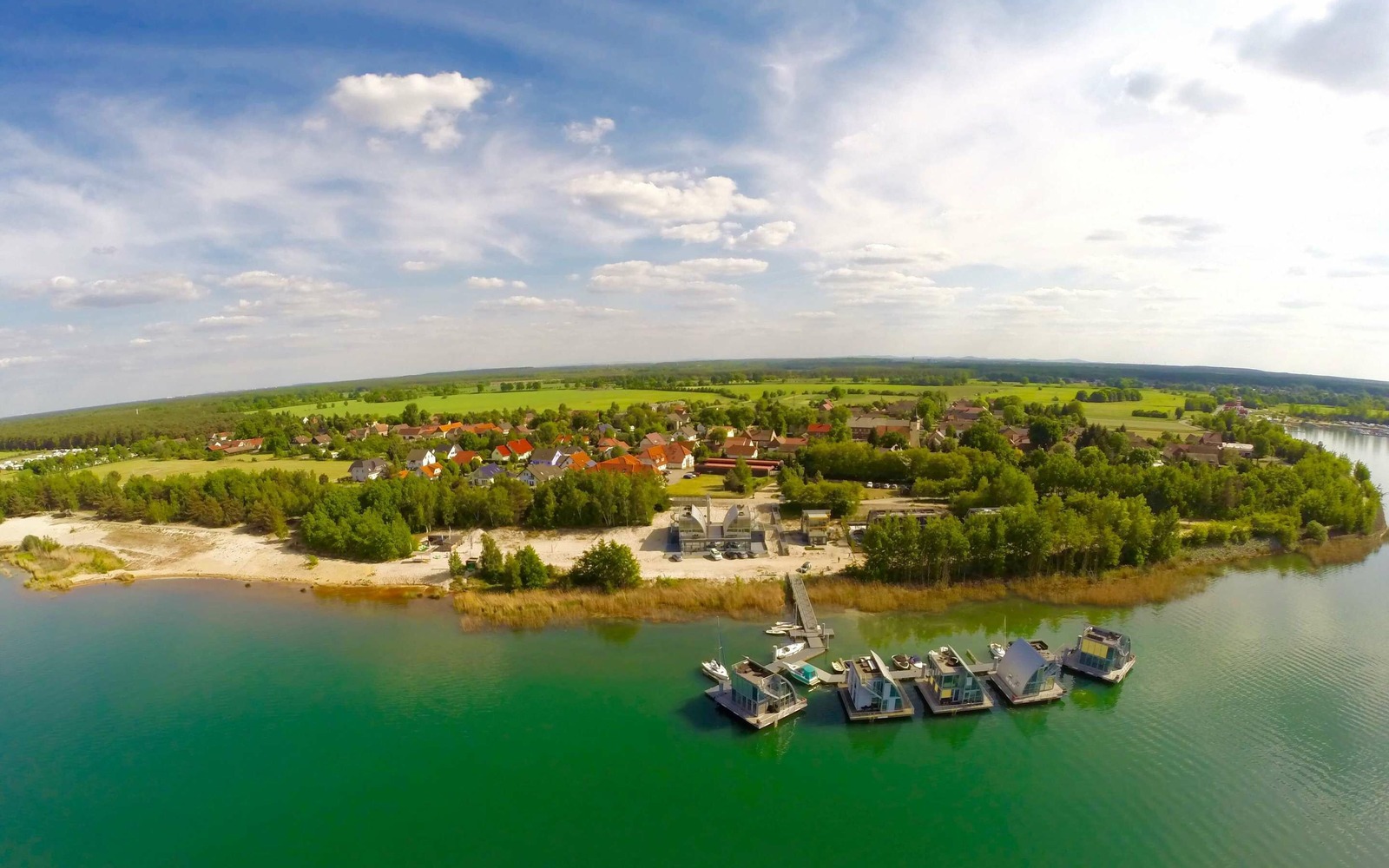 Geierswalder See aus der Luft, Foto: Martin Tinko, Lizenz: Foto: Ferien & Freizeitpark Geierswalde GbR