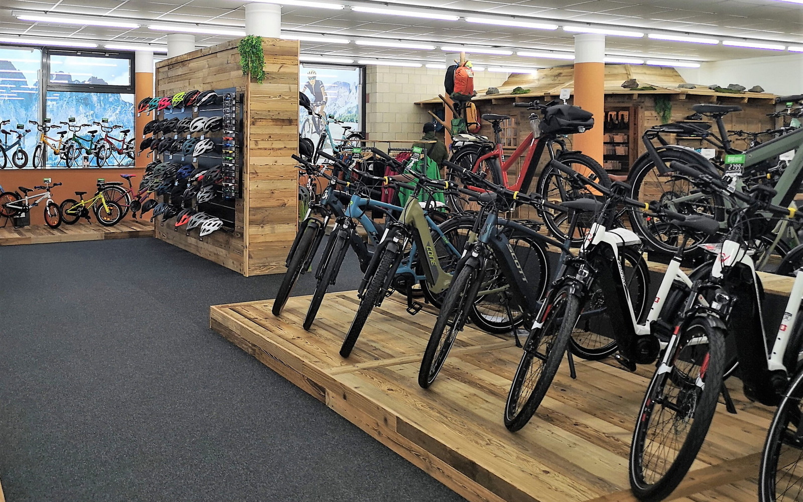 E-Bikes und Helme, Foto: Heidi Mischke, Lizenz: BIKEpoint Wiesner
