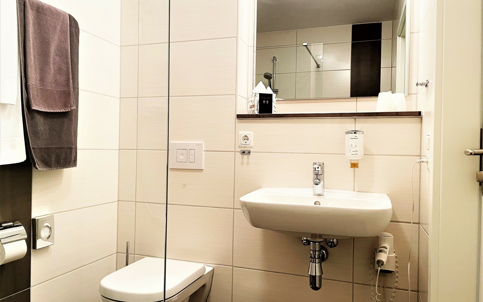 Beispiel für Bad mit Dusche, WC, Waschbecken und Spiegel mit Ablage, Foto: Ulrike Haselbauer, Lizenz: Tourismusverband Lausitzer Seenland e.V.