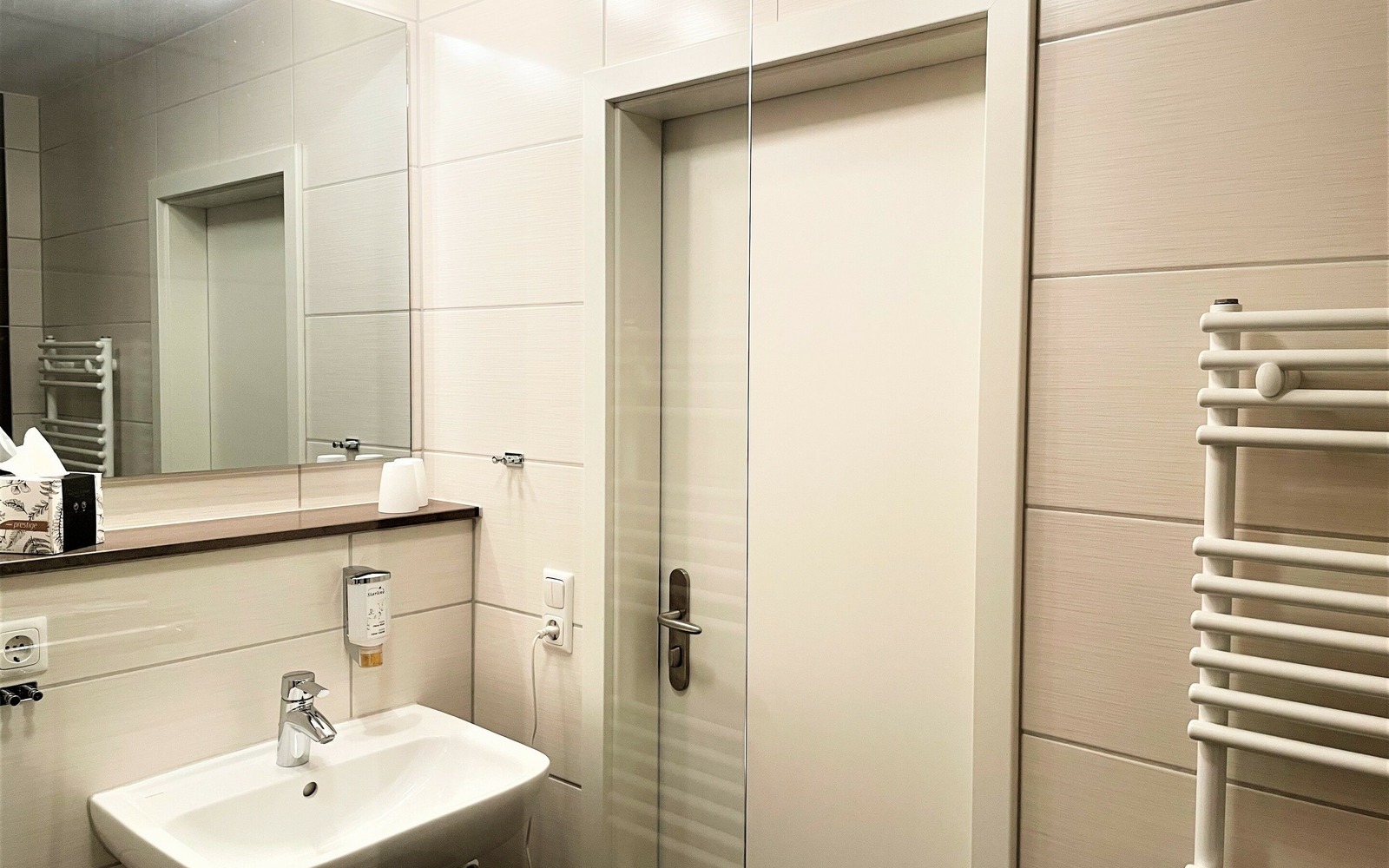 Beispiel für Bad mit Dusche, WC, Waschbecken und Spiegel mit Ablage, Foto: Ulrike Haselbauer, Lizenz: Tourismusverband Lausitzer Seenland e.V.