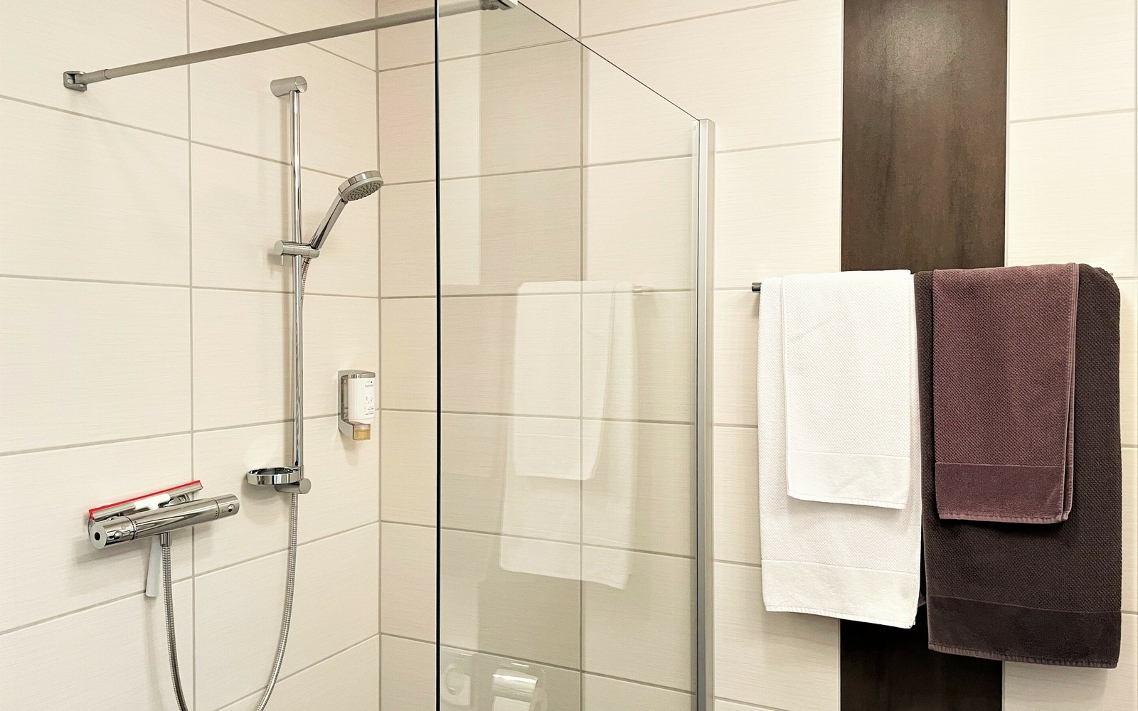 Beispiel für Bad mit Dusche, WC, Waschbecken und Spiegel mit Ablage, Foto: Ulrike Haselbauer, Lizenz: Tourismusverband Lausitzer Seenland e.V.