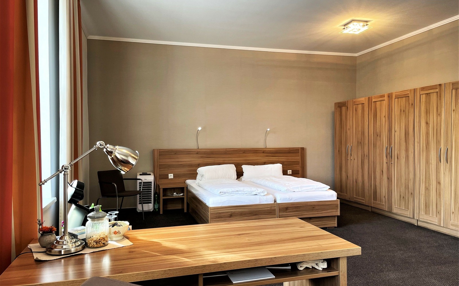 Beispiel für Mehrbettzimmer mit Doppelbett, Foto: Ulrike Haselbauer, Lizenz: Tourismusverband Lausitzer Seenland e.V.
