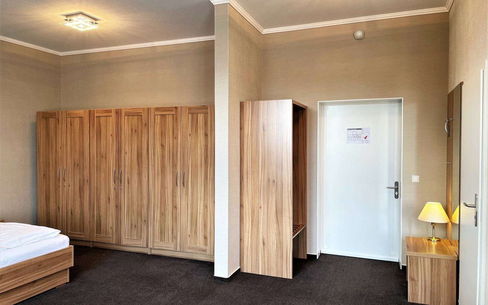 Beispiel für Mehrbettzimmer Doppelbett und Kleiderschrank, Foto: Ulrike Haselbauer, Lizenz: Tourismusverband Lausitzer Seenland e.V.