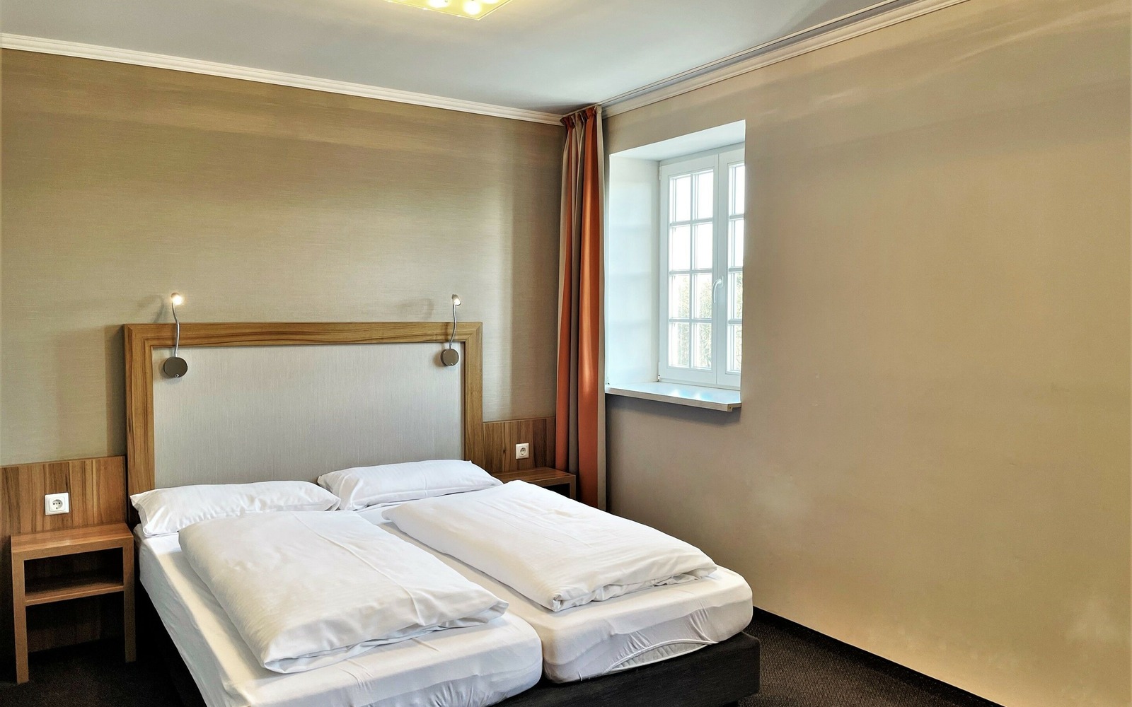 Beispiel für Mehrbettzimmer mit Doppelbett und Schlafcouch, Foto: Ulrike Haselbauer, Lizenz: Tourismusverband Lausitzer Seenland e.V.