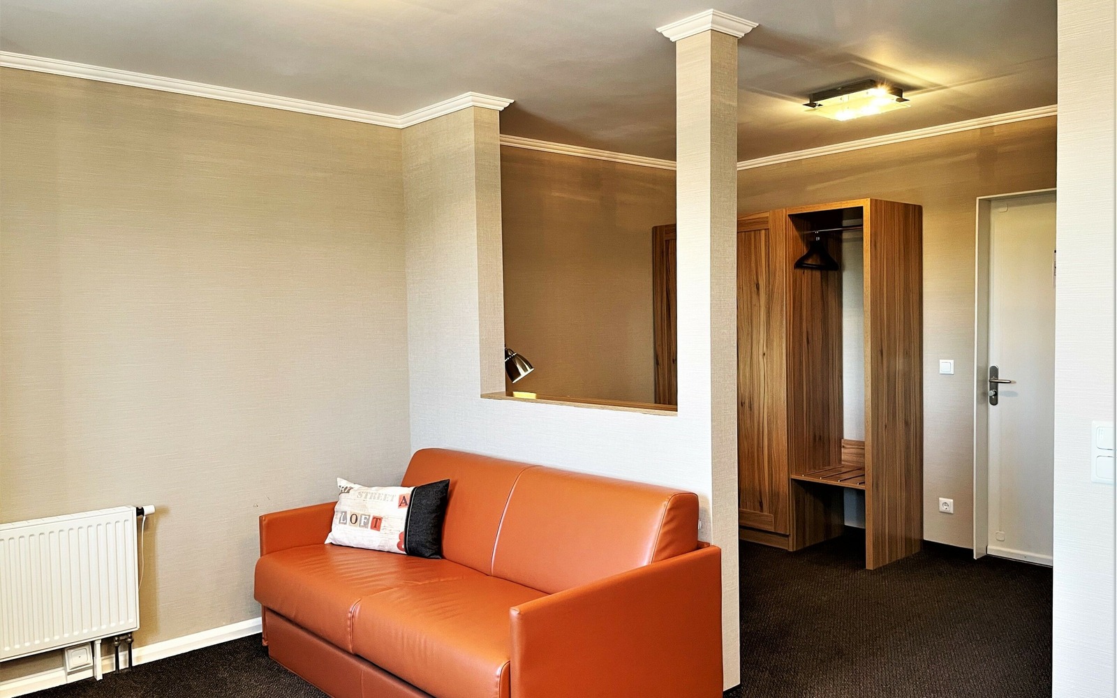 Beispiel für Mehrbettzimmer mit Couch für Aufbettung, Foto: Ulrike Haselbauer, Lizenz: Tourismusverband Lausitzer Seenland e.V.