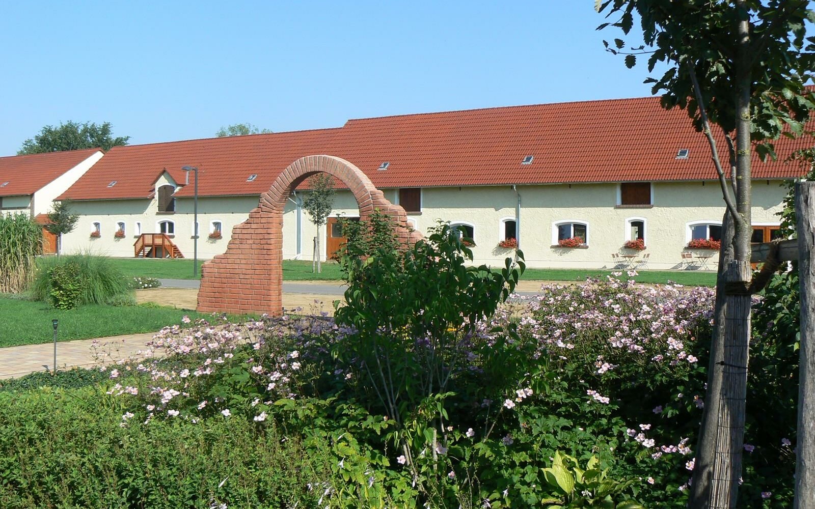 Blick auf den Kuhstall Gut Neu Sacro, Foto: Bauern AG Neißetal
