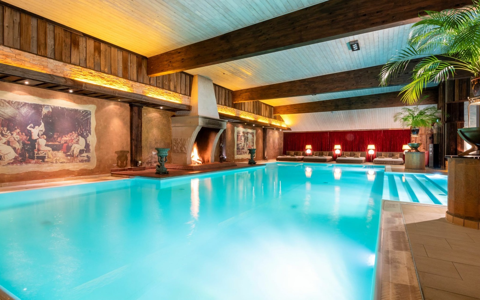 Innenpool mit Kamin im Wellnesshotel Seeschlößchen - Privat-SPA & Naturresort, Foto: Visiophotos, Lizenz: Wellnesshotel Seeschlößchen