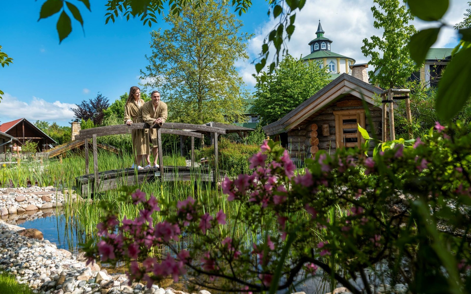 Paar steht auf Bruecke im Wellnesshotel Seeschlößchen - Privat-SPA & Naturresort, Foto: Visiophotos, Lizenz: Wellnesshotel Seeschlößchen