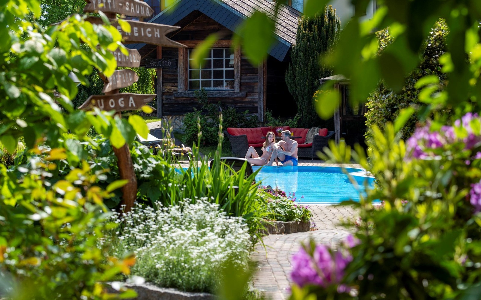 Paerchen sitzt am Außenpool im Wellnesshotel Seeschlößchen - Privat-SPA & Naturresort, Foto: Visionphotos, Lizenz: Wellnesshotel Seeschlößchen
