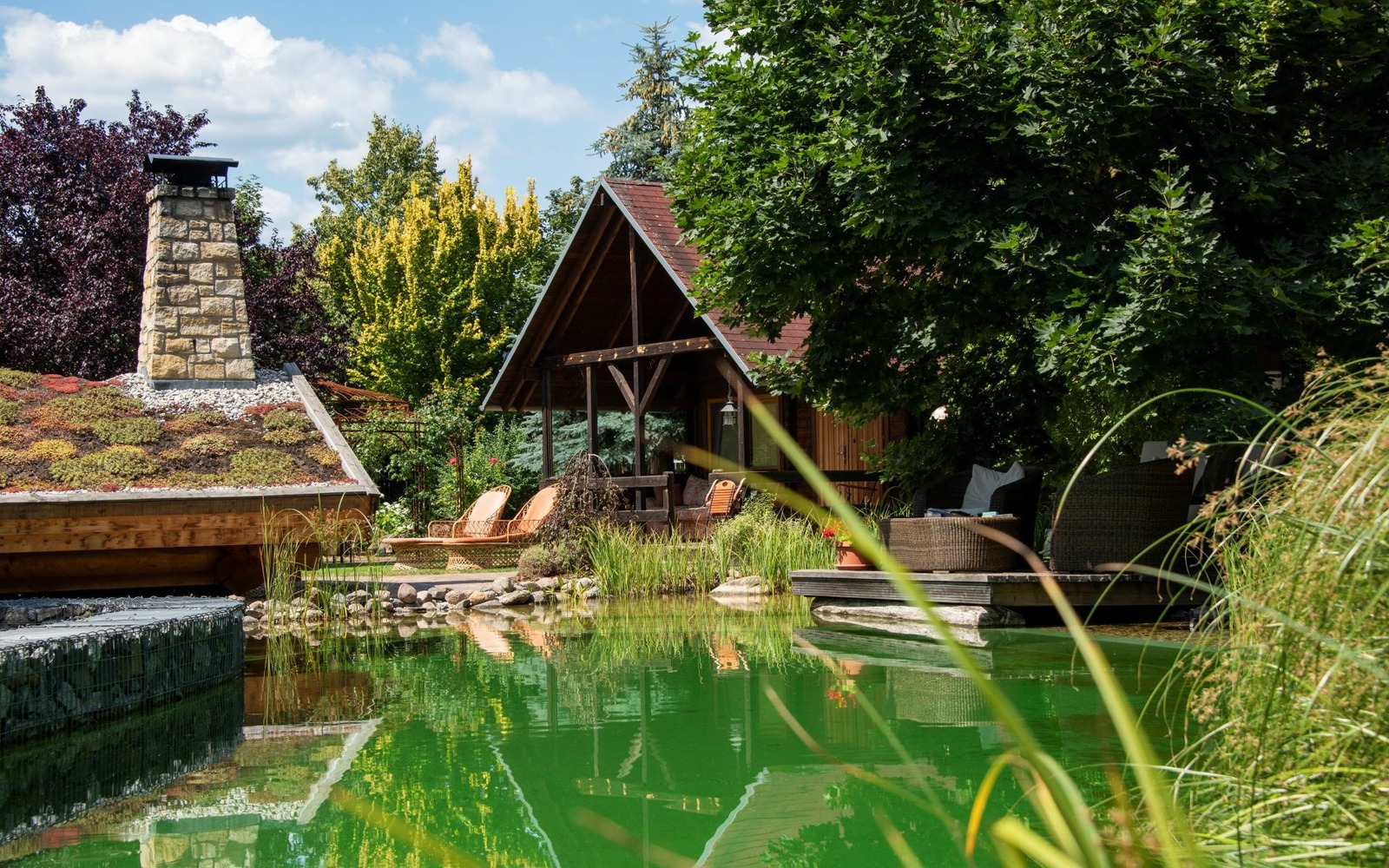 Schwimmteich im Wellnessgarten im Wellnesshotel Seeschlößchen - Privat-SPA & Naturresort, Foto: Visionphotos, Lizenz: Wellnesshotel Seeschlößchen
