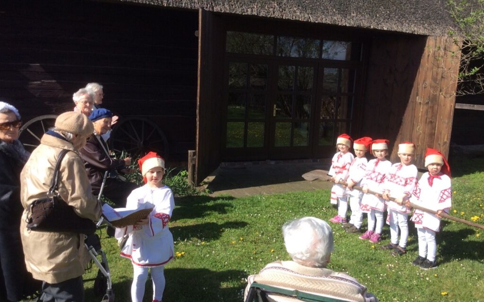 Přivítání hostů lužickosrbským Lutkisem, Foto: Birgitt Pattoka, Lizenz: Schrotholzscheune Pattoka