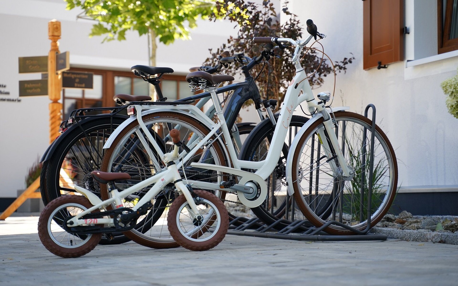 Fahrräder für Groß und Klein, Foto: Nick Jantschke, Lizenz: Burghof Apartments Hoyerswerda