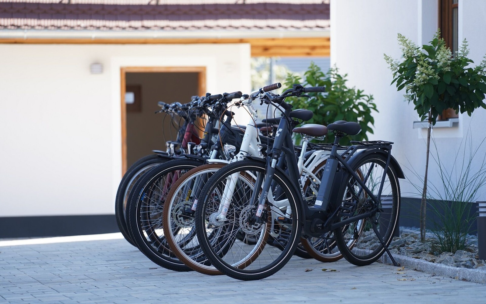 Fahrräder im Hof, Foto: Nick Jantschke, Lizenz: Burghof Apartments Hoyerswerda