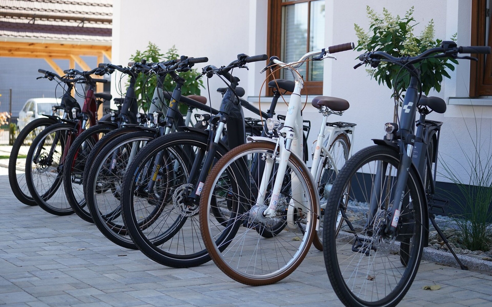 Fahrräder im Hof, Foto: Nick Jantschke, Lizenz: Burghof Apartments Hoyerswerda