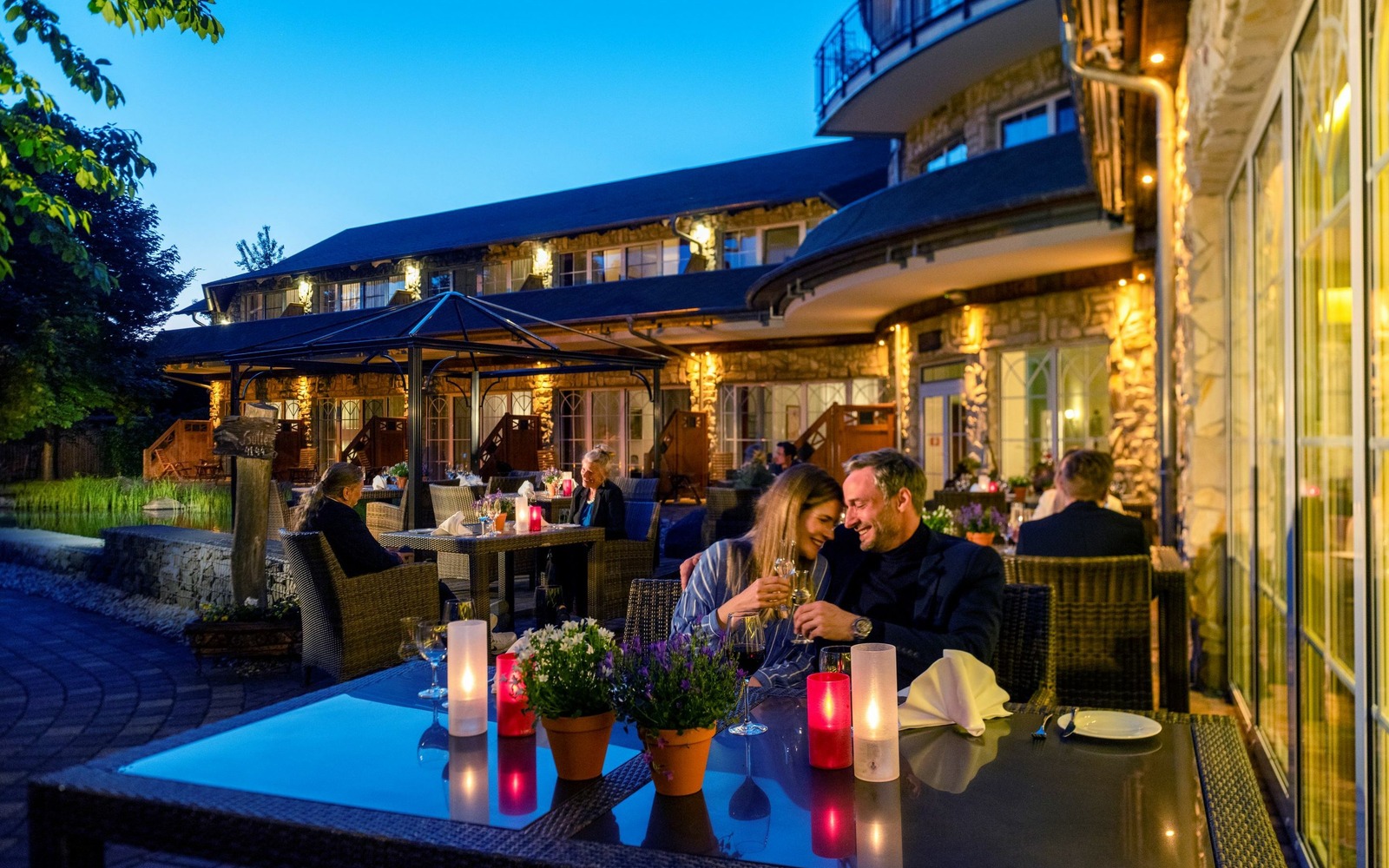 Paar sitzt auf der Terrasse am Schlossteich beim Dinner, Foto: Visiophotos, Lizenz: Wellnesshotel Seeschlößchen