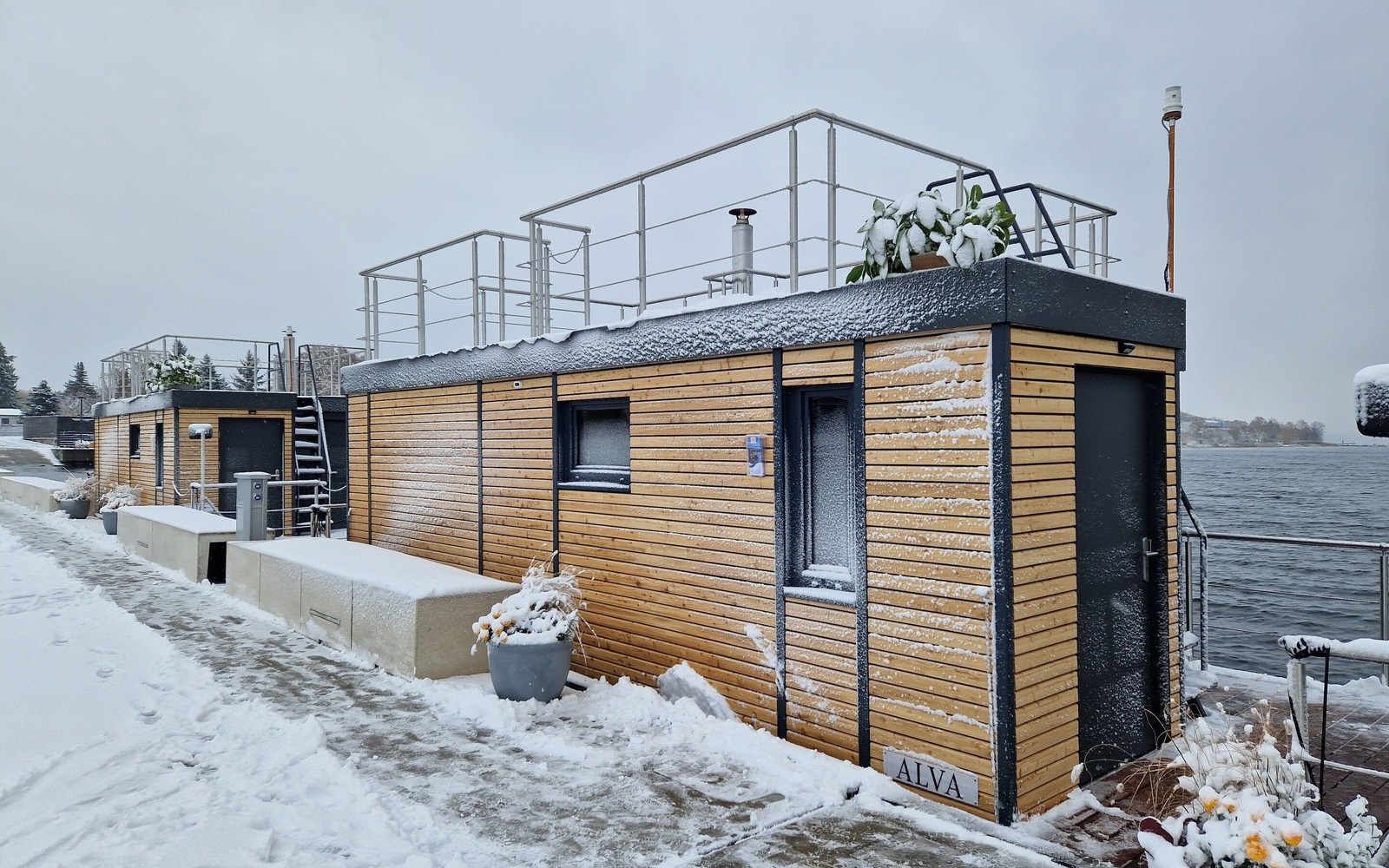 Sauna rafts with roof terrace on Lake Senftenberg, Foto: Eva Lau, Lizenz: Tourismusverband Lausitzer Seenland e.V.