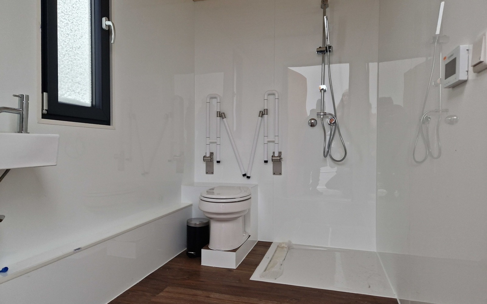 WC and shower on the sauna raft, Foto: Eva Lau, Lizenz: Tourismusverband Lausitzer Seenland e.V.