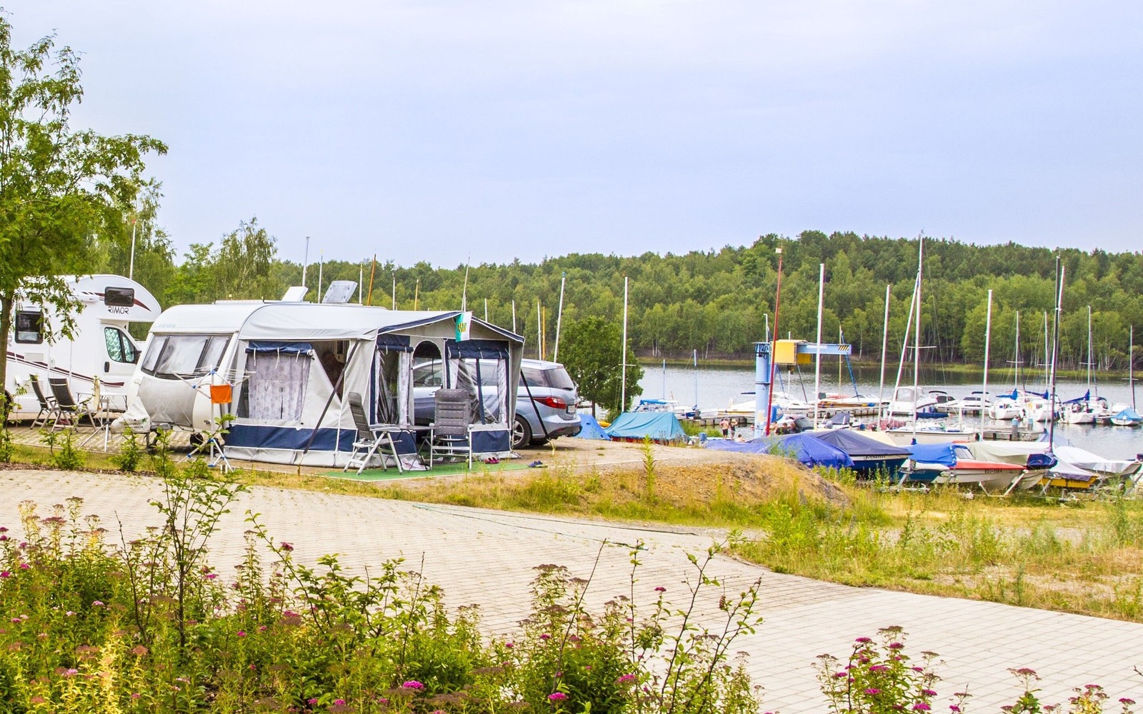 Wohnwagenplatz im Hafencamp Senftenberger See, Foto: Harry Müller, Lizenz: Zweckverband Lausitzer Seenland Brandenburg