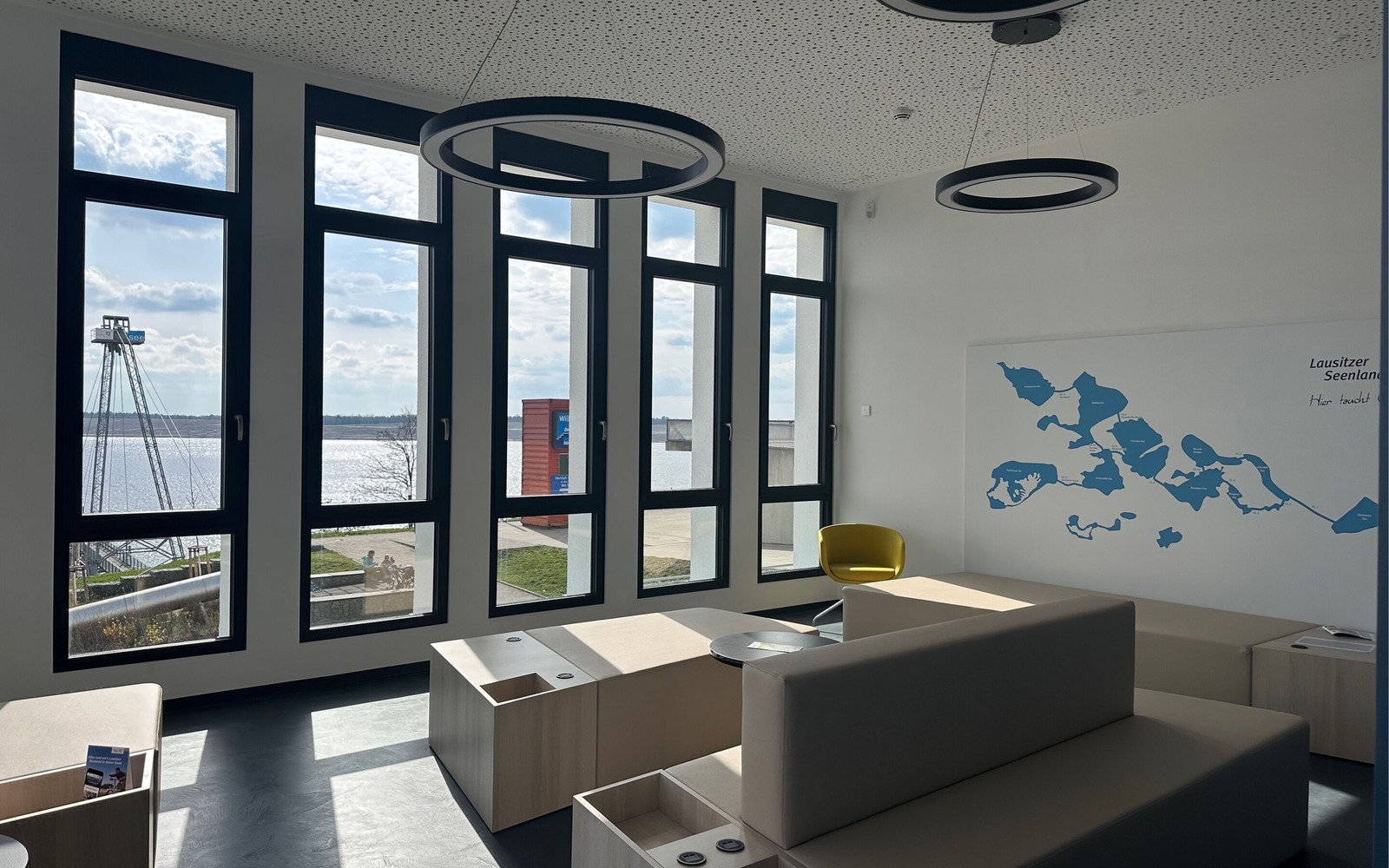 Aufenthaltsbereich in der Touristinformation Großräschen, Foto: Cornelia Wobar, Lizenz: Bau- und Betreibergesellschaft IBA-Terrassen mbH