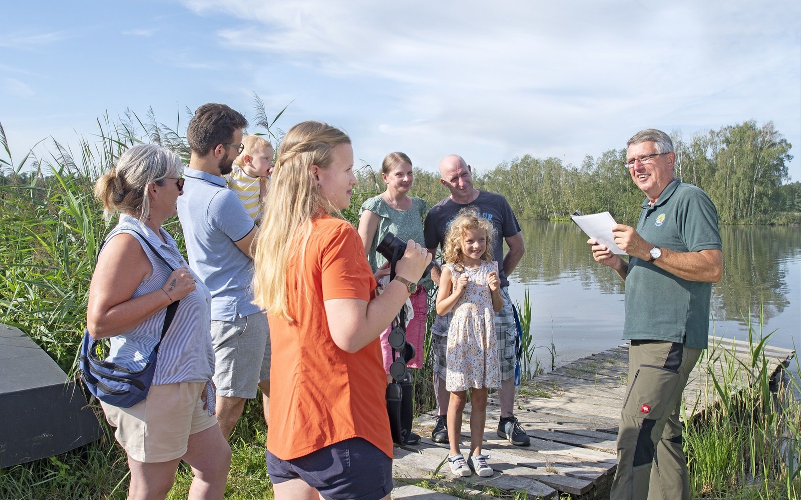 Gästeführer mit Gruppe im Teichgebiet, Foto: Nada Quenzel, Lizenz: Tourismusverband Lausitzer Seenland e.V./ Touristinformation Hoyerswerda