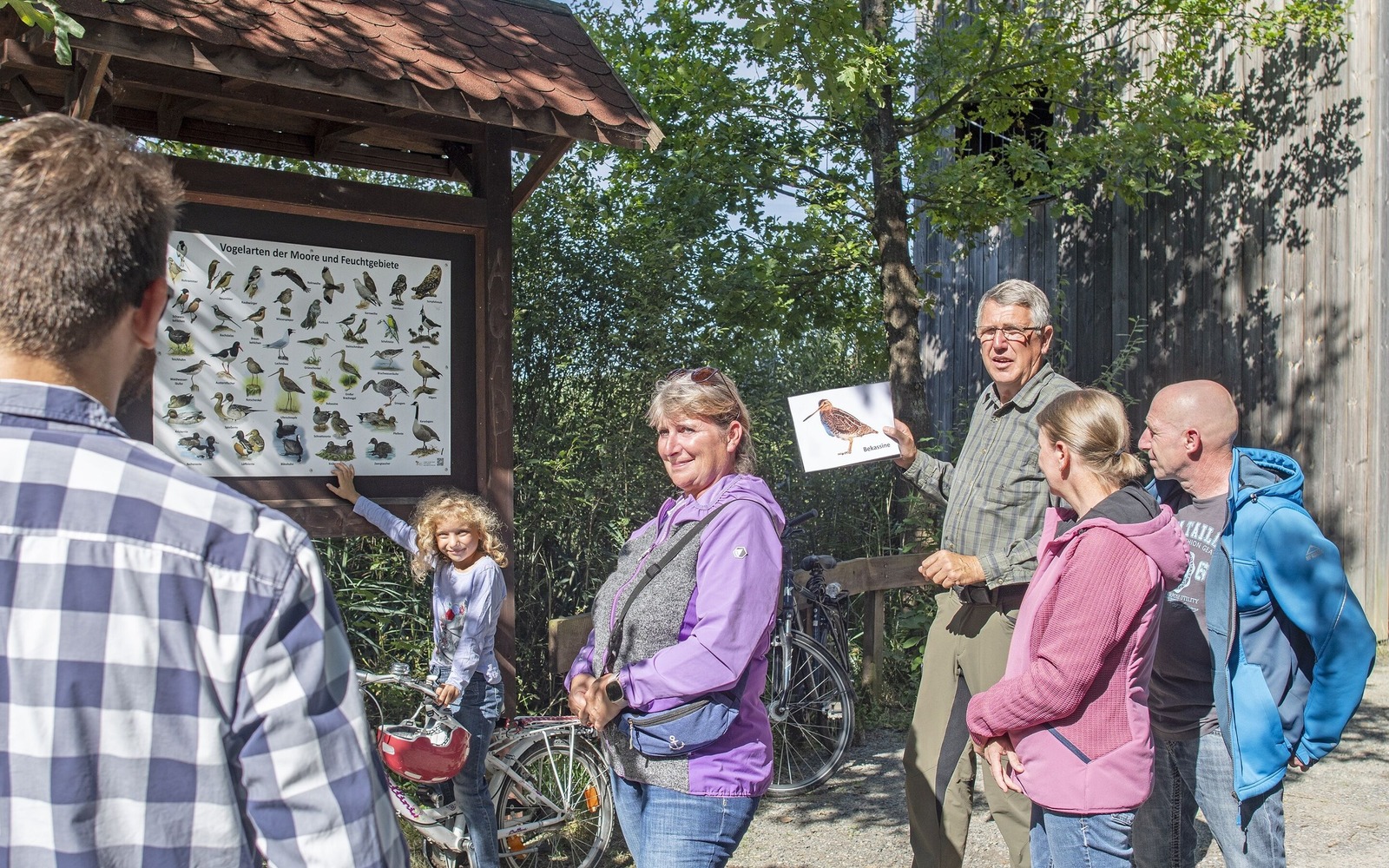 Erklärung an der Schautafel, Foto: Nada Quenzel, Lizenz: Tourismusverband Lausitzer Seenland e.V./ Touristinformation Hoyerswerda