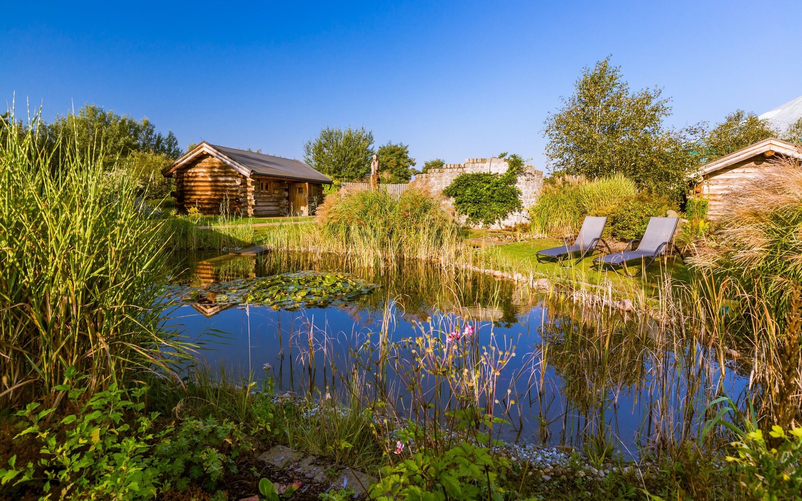 Saunagarten mit Goldfischteich im Lausitzbad Hoyerswerda, Foto: Gernot Menzel