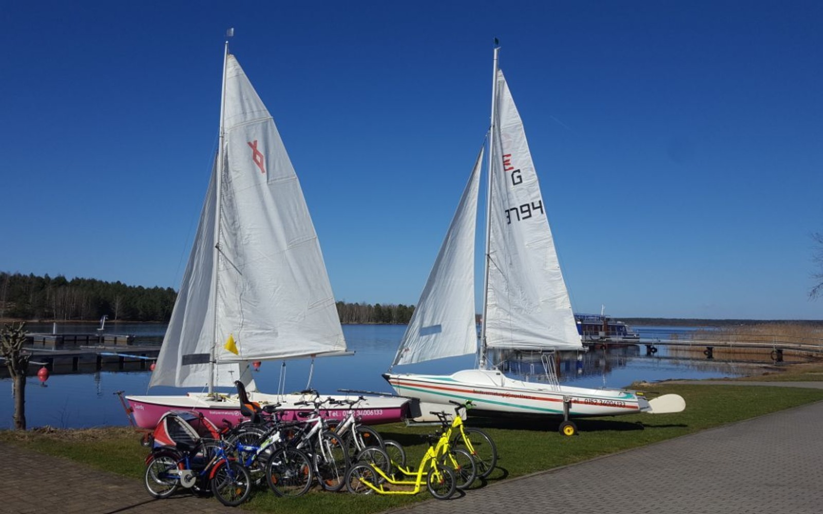 Fahrräder, Roller und Boote im Hafencamp bei expeditours, Foto: Manuela Zahn, Lizenz: Manuela Zahn