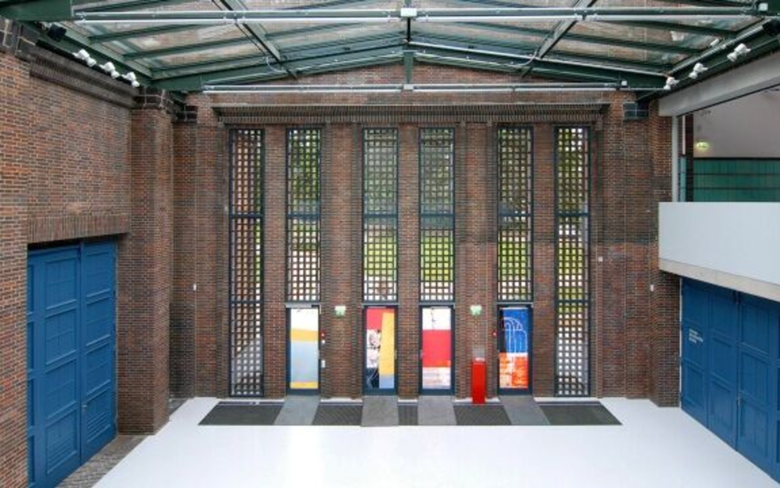 The foyer with a view of the entrance area - Paco Knöller Yuan entrance portal, Foto: Marlies Kross, Lizenz: Brandenburgische Kulturstiftung