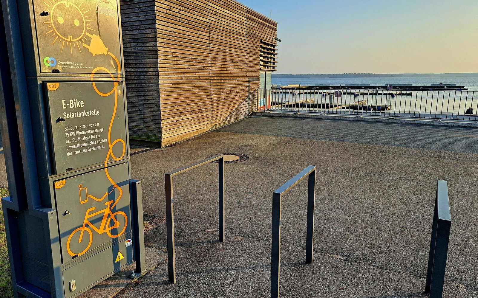 Blick auf den Stadthafen von der Solartankstelle, Foto: N. Dittrich, Lizenz: Tourismusverband Lausitzer Seenland e.V.