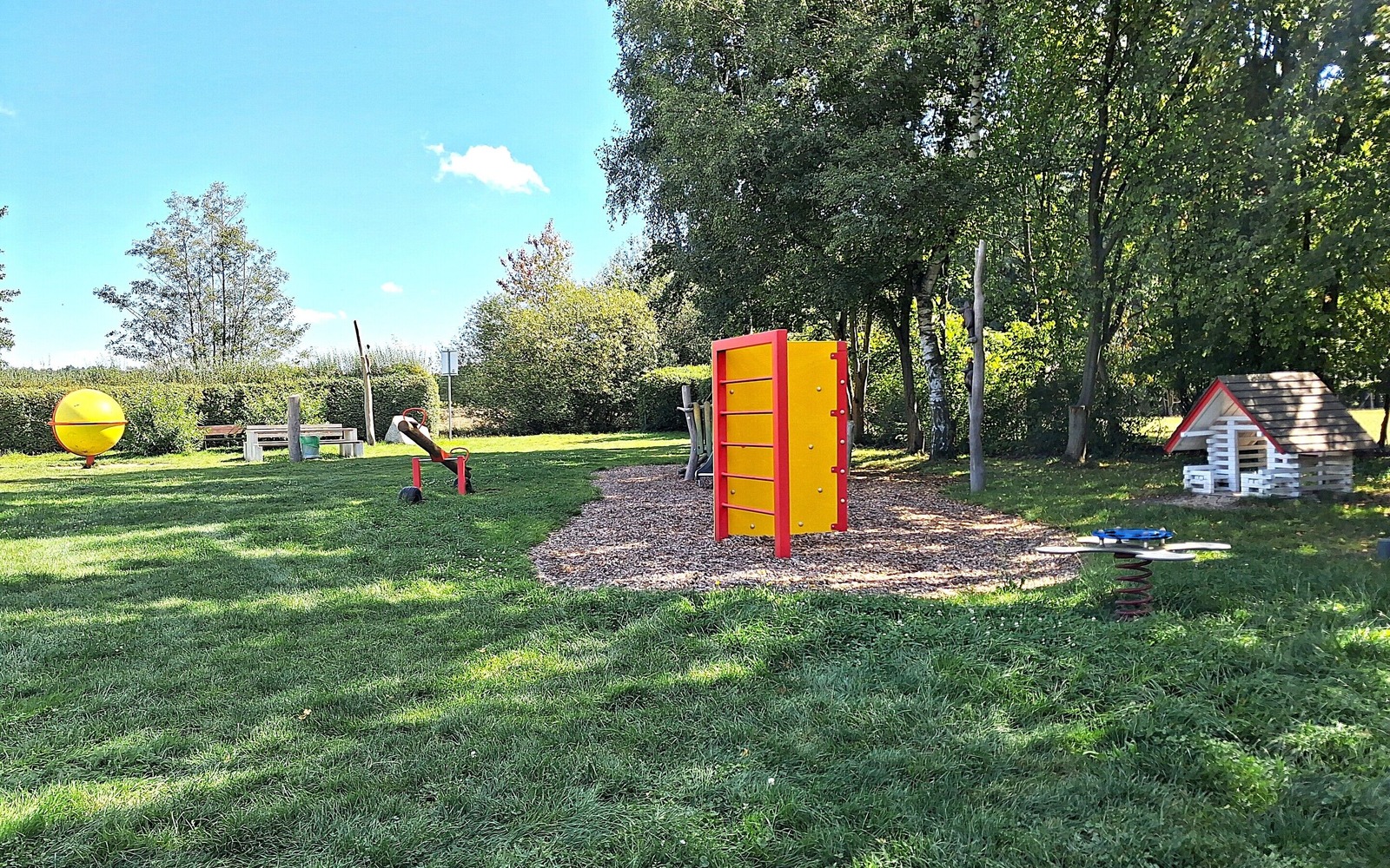 Blick auf das Spielhäuschen und Kletterwand, Foto: Natalie Schmidt, Lizenz: Tourismusverband Lausitzer Seenland e.V.