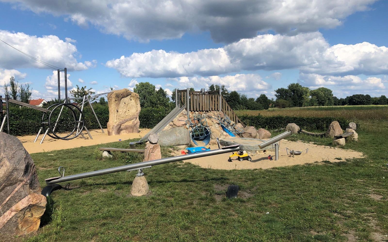 Spielbereich für Kleinkinder mit Wippe, Rutsche und Sandspielzeug, Foto: Gregor Kockert, Lizenz: Tourismusverband Lausitzer Seenland e.V.