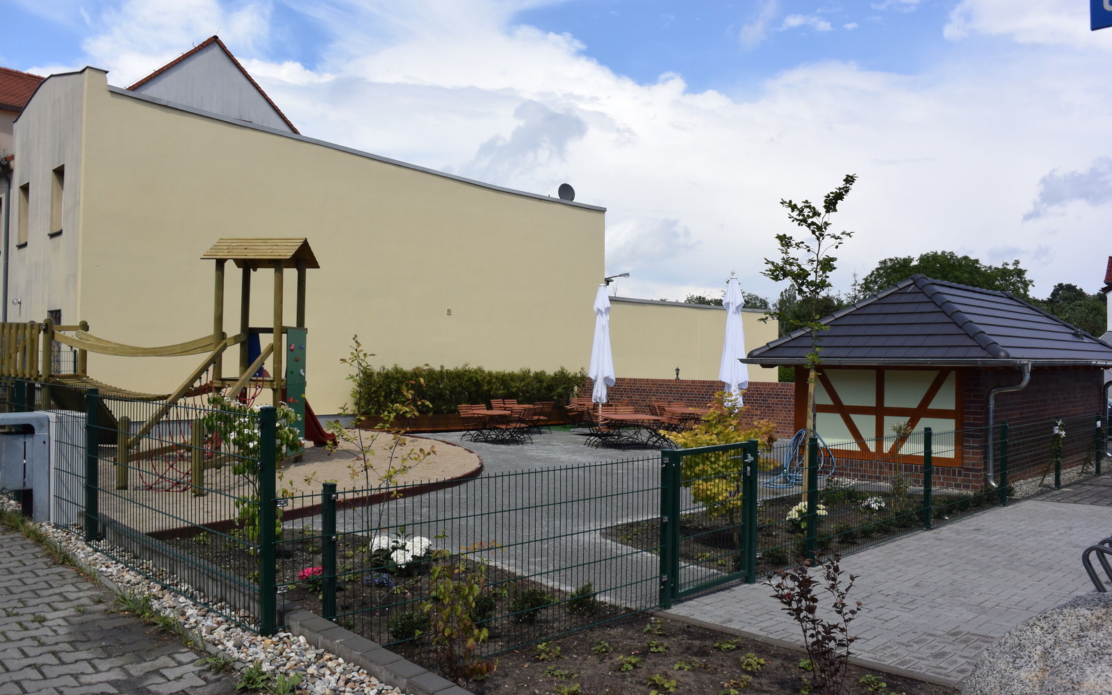 Außenbereich mit Spielplatz, Foto: Aparthotel zum Löwen