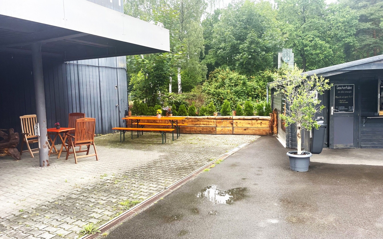 Schmackofatz snack bar with seating, Foto: Dan Schönlein, Lizenz: Imbiss Schmackofatz