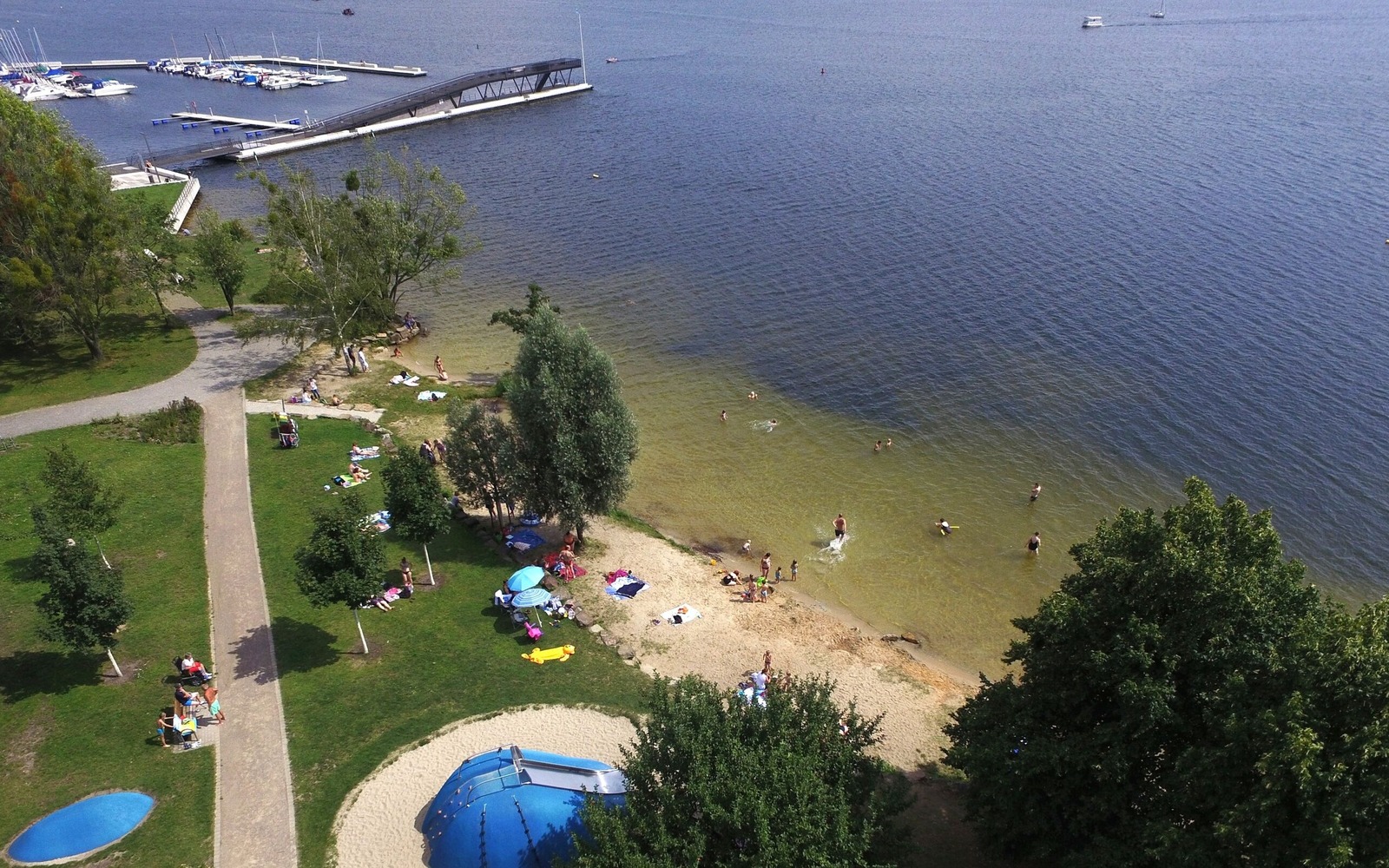 Luftbild vom Seestrand Senftenberg am Senftenberger See, Foto: Zweckverband Lausitzer Seenland Brandenburg, Lizenz: Zweckverband Lausitzer Seenland Brandenburg
