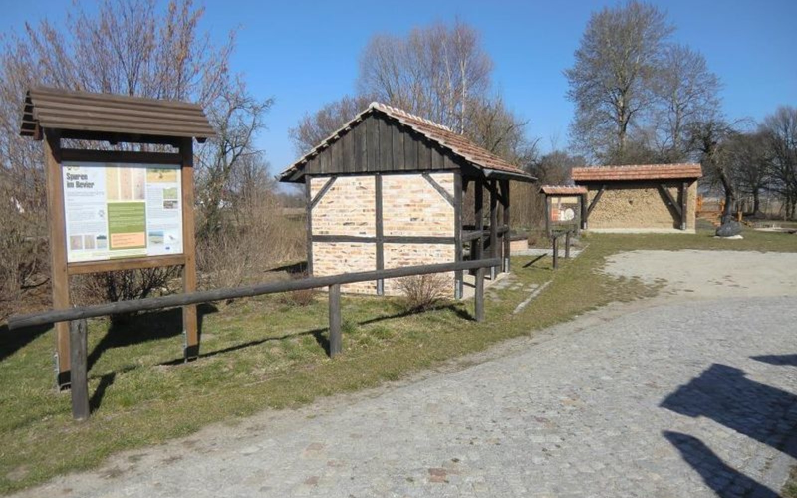Infopunkt und Rastplatz bei Neuliebel am Wolfsradweg
